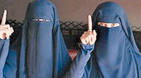 兩名少女加入IS後，被利用作宣傳人物。（互聯網圖片）