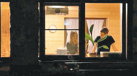米爾斯（左）和斯諾登（右）在莫斯科寓所一起煮飯。（互聯網圖片）