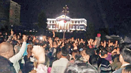 大批示威者包圍縣政府，入夜仍不願散去。（互聯網圖片）