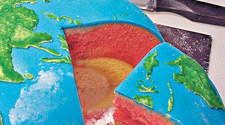 地球蛋糕的地核、地幔及地殼亦製作出來。（互聯網圖片）