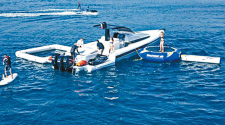 玩樂遊艇備有多項水上活動裝備。（互聯網圖片）