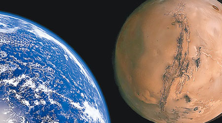 地球（左）與火星（右）環境大不相同，人類若要移居火星要克服的難題極多。