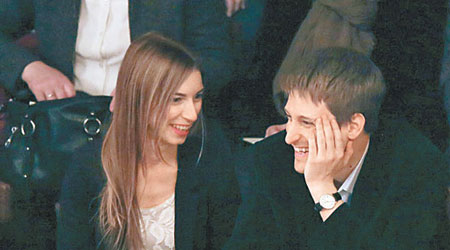斯諾登（右）與女友米爾斯（左）同赴莫斯科劇院。（互聯網圖片）