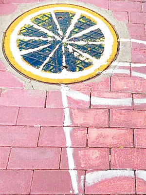 圓形坑渠蓋化身成飲料上的檸檬裝飾。（互聯網圖片）