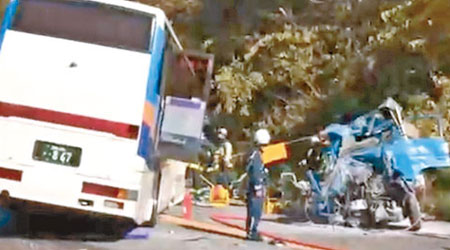 觀光巴士與貨車相撞，兩車均損毀嚴重。（互聯網圖片）
