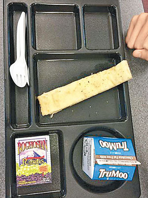 學生上載學校午餐照片，投訴食物根本不夠飽。（互聯網圖片）