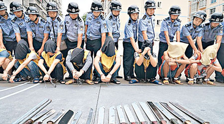 警方拘捕多名疑犯，並繳獲大批作案器械。（互聯網圖片）