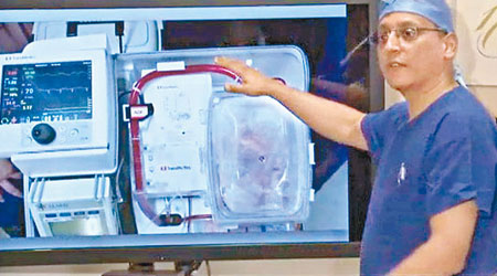 心臟醫生德伊塔爾成功進行全球首次「死心」移植手術。（互聯網圖片）