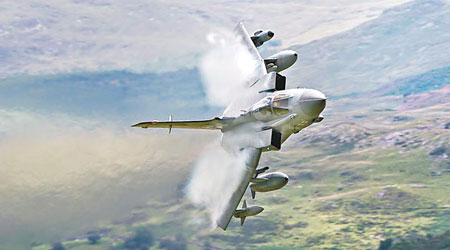 戰機高速飛行，機身出現「蒸氣雲」的景象。