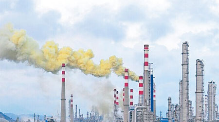 惠州大亞灣中海油石化廠排放大量廢氣。（讀者提供圖片）