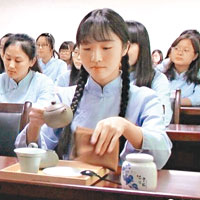 身穿民國服飾的女學生練習茶藝。（互聯網圖片）