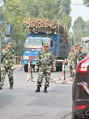 警方在道路設哨站檢查往來車輛。（互聯網圖片）