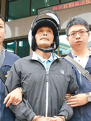 警方將涉事男子陳柄菘（中）移送偵辦。（互聯網圖片）