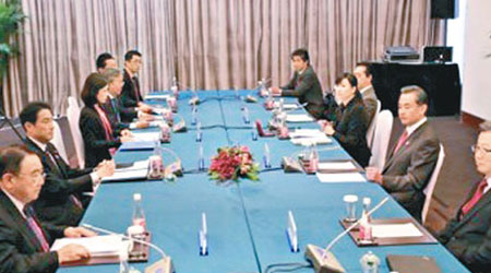 中國外長王毅（右二）與日本外相岸田文雄（左二）在北京舉行閉門正式會談。（互聯網圖片）