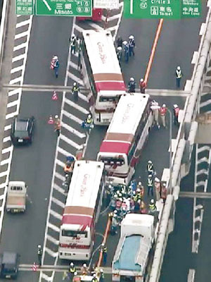 日本東京首都高速公路發生四車相撞