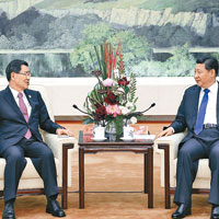 蕭萬長（左）獲安排在北京人民大會堂內與習近平會面。（中新社圖片）