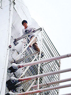 男子爬到塔頂處。（互聯網圖片）