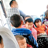 司機旁的副駕駛座和中間位置擠了十多名兒童。（互聯網圖片）