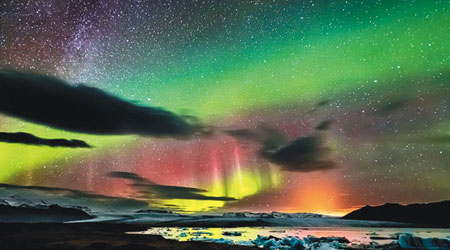 一張照片盡現北極光、銀河及火山爆發，美得令人屏息。（互聯網圖片）