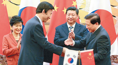 習近平（右二）出席中韓雙邊合作協議簽字儀式。（中新社圖片）