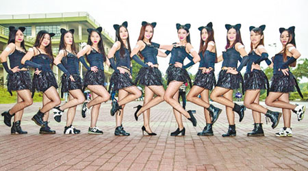 上周五，一群貓女郎到廣州大學城派發安全套，宣傳性知識。（互聯網圖片）