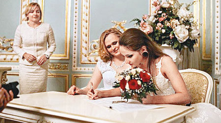 （前左）新娘舒米洛娃（前右）富爾索娃（互聯網圖片）