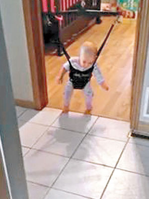 嬰孩穿上學行帶，掛在門上學行學走（互聯網圖片）