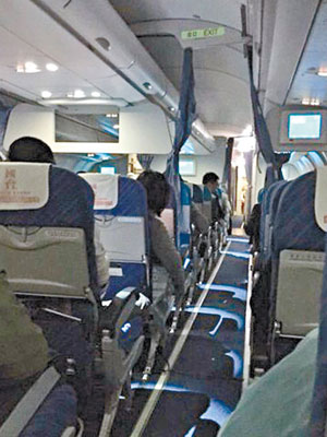 有乘客在微博上傳照片，並表示機艙內曾傳出燶味。（互聯網圖片）