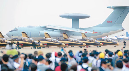 現場展示多種軍機，眾多市民爭相觀賞拍照。（中新社圖片）