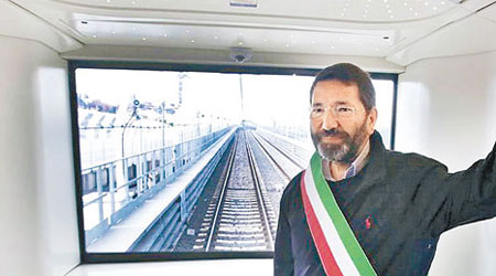 羅馬市長馬里諾坐上首班列車。（互聯網圖片）