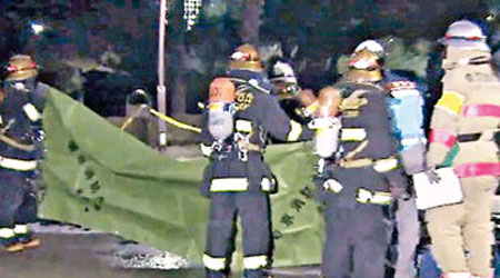 警員及消防員在男子自焚現場調查。（互聯網圖片）