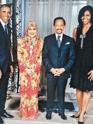 奧巴馬（左一）及米歇爾（右一）早前在美國會見汶萊國王伉儷（左二及左三）。（互聯網圖片）