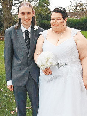 被稱為英國最大醋埕的黛比（右），終與伍德（左）成婚。（互聯網圖片）