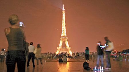 使用巴黎艾菲爾鐵塔的夜景拍照需經批准。（互聯網圖片）
