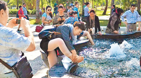 有遊客在噴水池邊洗腳。（互聯網圖片）
