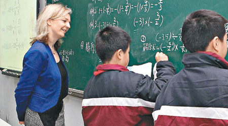 中國學校仍沿用「黑板教學」的模式。圖為早前英國教育官員視察上海學生上課情況。（互聯網圖片）