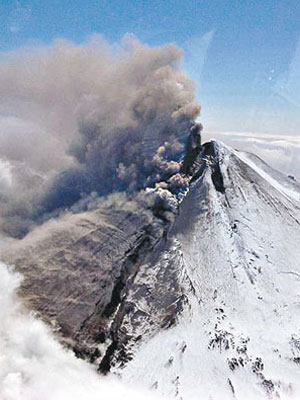 巴甫洛夫火山不停噴出火山灰。（互聯網圖片）