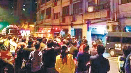 警方封鎖事發大樓，大批民衆在現場圍觀。（互聯網圖片）