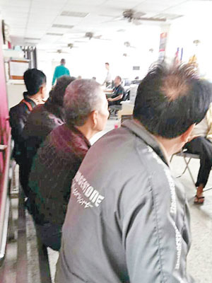 多名涉嫌收賄民眾被帶到北港警分局受查。（互聯網圖片）