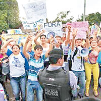 大批支持者於去年抗議波涅羅受查。（互聯網圖片）