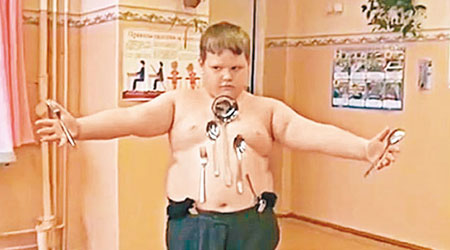 俄國男童尼古拉身體能吸住金屬物品。（互聯網圖片）