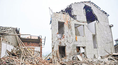 湖南民房磚牆被炸毀。（互聯網圖片）