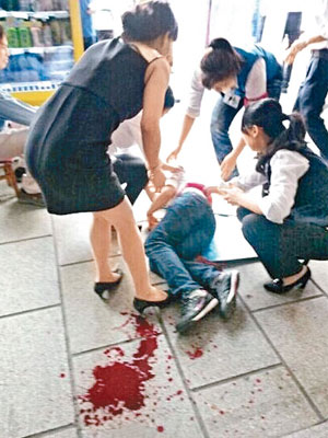 超市職員為倒地傷者止血。（互聯網圖片）