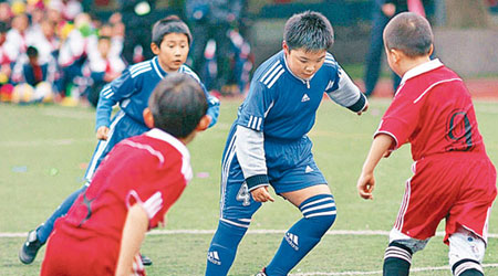 足球將成內地學校體育課必修內容。（互聯網圖片）
