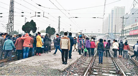 示威者闖入路軌，迫使火車停駛。（互聯網圖片）