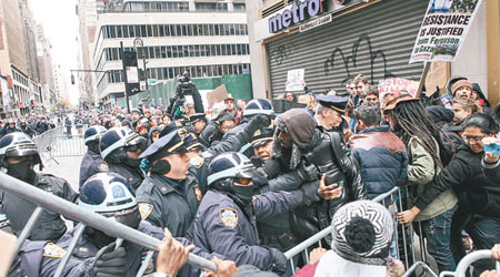 示威者企圖進入巡遊路線，與警方衝突。（東方IC圖片）