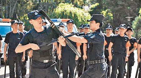烏魯木齊市特警早前為社區巡邏員進行反恐技能培訓。（互聯網圖片）
