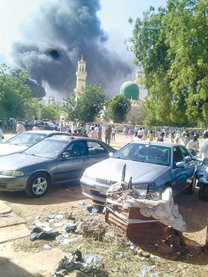 清真寺遇襲後發生爆炸，濃煙密布。（互聯網圖片）