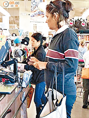 三藩市灣區很多市民都自備環保袋去購物。（徐蕙娟攝）