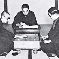圍棋泰斗吳清源（左）年輕時與頂尖棋手木谷實（右）對弈。（互聯網黑白圖片）